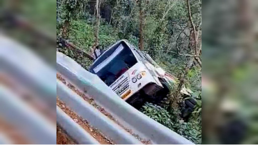 30 फीट गहरी खाई में गिरी 34 यात्रियों से भरी बस, 4 की मौत