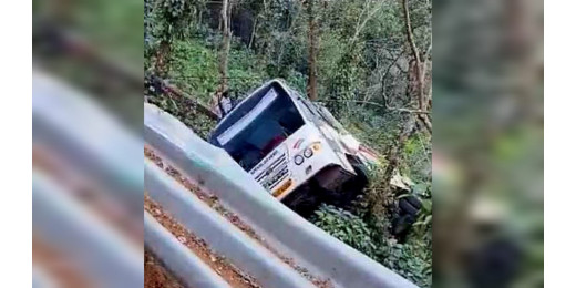 30 फीट गहरी खाई में गिरी 34 यात्रियों से भरी बस, 4 की मौत