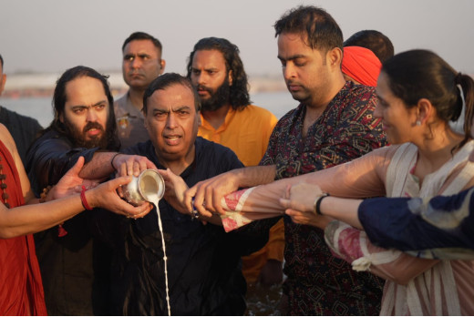 महाकुंभ पहुंचे मुकेश अंबानी, चार पीढ़ियों संग संगम में लगाई आस्था की डुबकी