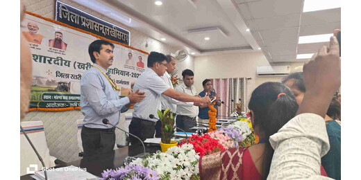 डीएम ने किया खरीफ महाभियान का शुभारंभ, कृषि कर्मियों को किया सम्मानित