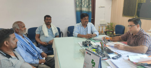 मड़वन की विद्युत समस्या को लेकर पूर्व मंत्री अजीत कुमार ने अधीक्षण अभियंता को सौंपा ज्ञापन