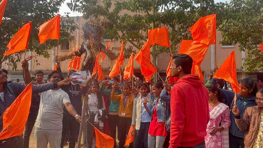 अवैध शुल्क वसूली के विरोध में एबीवीपी का प्रदर्शन, कॉलेज परिसर में फूंका कुलपति का पुतला
