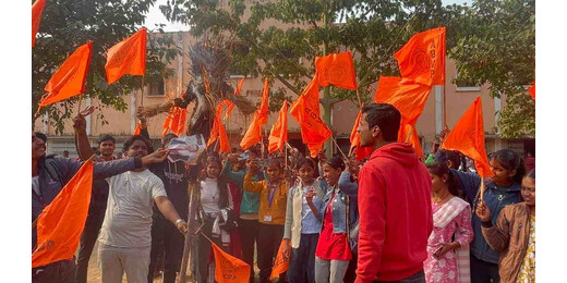 अवैध शुल्क वसूली के विरोध में एबीवीपी का प्रदर्शन, कॉलेज परिसर में फूंका कुलपति का पुतला