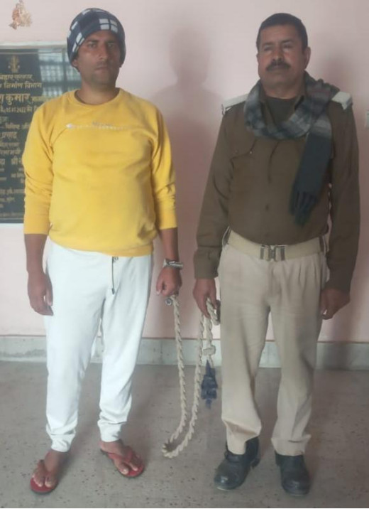 शराब की बोतलों के साथ तस्कर गिरफतार