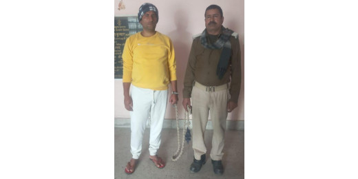 शराब की बोतलों के साथ तस्कर गिरफतार