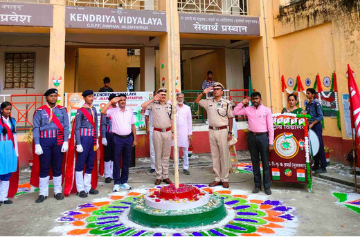 झपहाँ केंद्रीय विद्यालय में तिरंगा फहराकर मनाया स्वतंत्रता दिवस, विद्यार्थियों ने दी रंगारंग प्रस्तुति