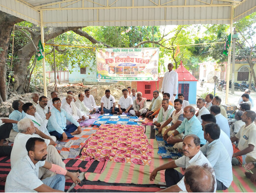 राज्यव्यापी आंदोलन के तहत कल्याणपुर प्रखंड कार्यालय पर राजद का धरना, राज्यपाल के नाम सौंपा ज्ञापन