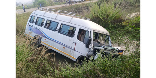 सड़क दुर्घटना में स्कूल जा रहे 15 बच्चे घायल