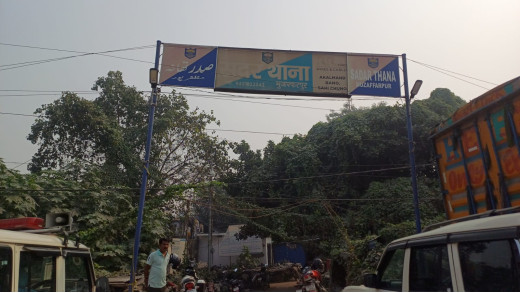 सड़क किनारे युवक का शव मिलने से पूरे इलाके में फैली सनसनी