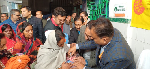 पल्स पोलियो अभियान का शुभारंभ, जिला पदाधिकारी ने बच्चों को पिलाई खुराक