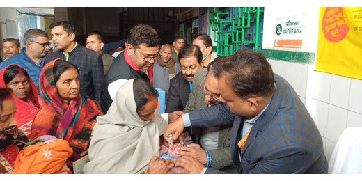 पल्स पोलियो अभियान का शुभारंभ, जिला पदाधिकारी ने बच्चों को पिलाई खुराक