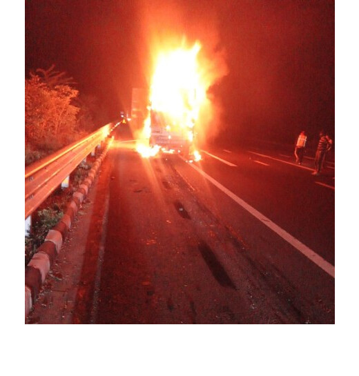 दिल्ली-मुंबई एक्सप्रेसवे पर भीषण हादसा, पिकअप में आग लगने से तीन की जिंदा जलकर मौत