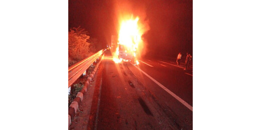 दिल्ली-मुंबई एक्सप्रेसवे पर भीषण हादसा, पिकअप में आग लगने से तीन की जिंदा जलकर मौत