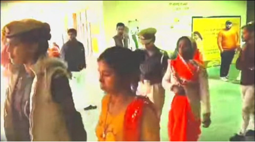 मां-बेटी ने डीएम से की अभद्रता, तत्काल हिरासत में लेकर पुलिस ने किया चालान