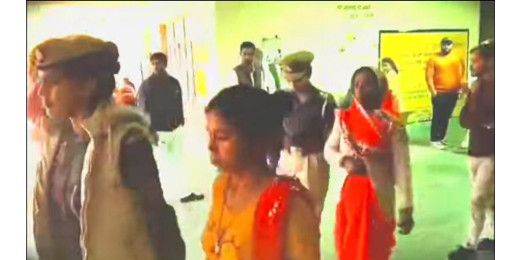 मां-बेटी ने डीएम से की अभद्रता, तत्काल हिरासत में लेकर पुलिस ने किया चालान