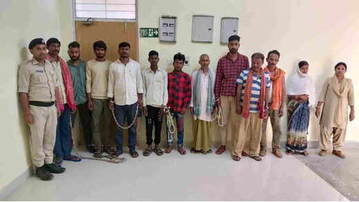 मद्य निषेध विभाग की बड़ी कार्रवाई, छापेमारी में शराब के साथ 11 लोग गिरफ्तार