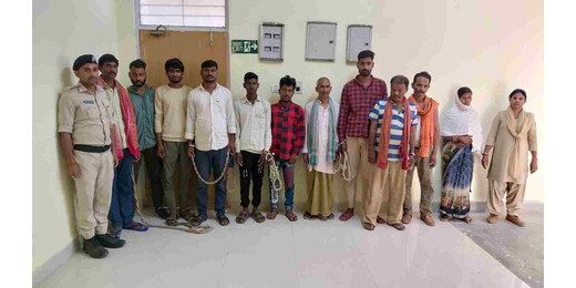 मद्य निषेध विभाग की बड़ी कार्रवाई, छापेमारी में शराब के साथ 11 लोग गिरफ्तार