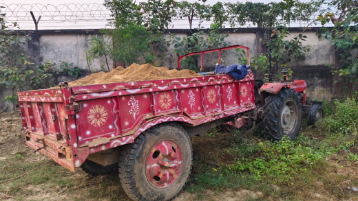 अवैध बालू परिवहन नहीं ले रहा थमने का नाम, एक ट्रैक्टर जब्त, चालक गिरफ्तार