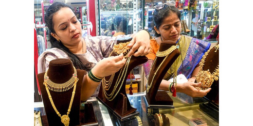 सोने और चांदी की कीमतों में गिरावट, जानें मार्केट में आज की कीमत