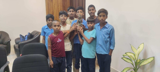 बालगुदार टीले से मिली काले बलुआ पत्थर की प्राचीन बुद्ध प्रतिमा, बच्चों ने संग्रहालय को सौंपी