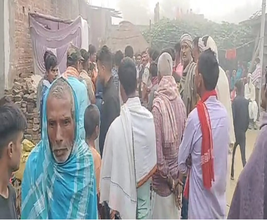 जमीनी विवाद में युवक की हत्या कर शव को दरवाजे पर फेंका