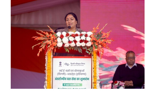 सीएम रेखा गुप्ता ने 100 ई-बसों को दिखाई हरी झंडी, इंटरस्टेट ई-बस सेवा भी शुरू