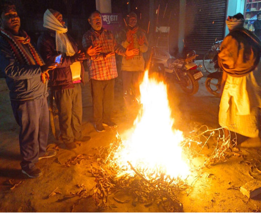 शीतलहर से बचाव हेतु दरभंगा प्रशासन ने सैकड़ों स्थानों पर किया राहत सामग्री वितरित