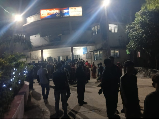 पिठोरिया थाना का घेराव, हाइवा दुर्घटना में घायल व्यक्ति की मौत के बाद आक्रोश