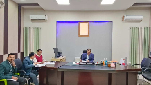 जिलाधिकारी ने की राजस्व मामलों की समीक्षात्मक बैठक
