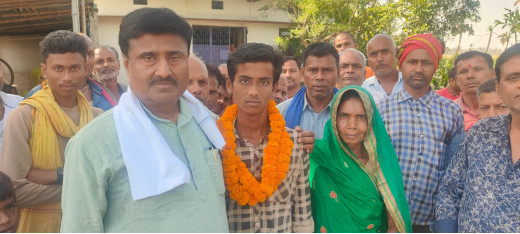 मैट्रिक में शानदार प्रदर्शन करने वाले आदित्य को पूर्व मंत्री अजीत कुमार का समर्थन, करेंगे मदद