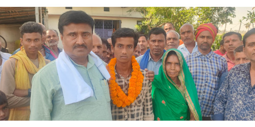 मैट्रिक में शानदार प्रदर्शन करने वाले आदित्य को पूर्व मंत्री अजीत कुमार का समर्थन, करेंगे मदद