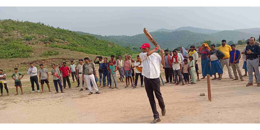 ग्रामीणों के बीच पहुंचे डीएम शैलेन्द्र कुमार, समस्याओं के समाधान का दिया भरोसा