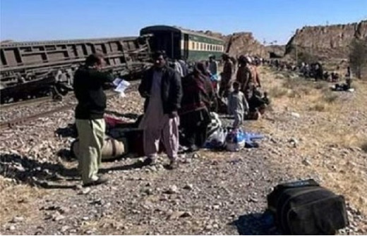 पाकिस्तानः पेशावर से क्वेटा जा रही ट्रेन में धमाका, दो की मौत, कई घायल