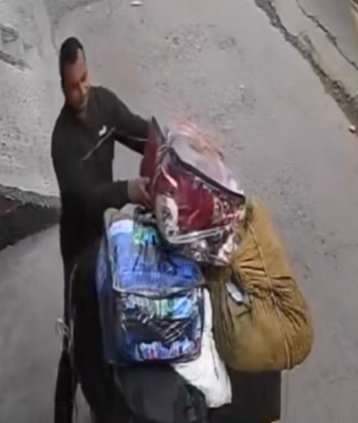 बाइक सवार ने फेरीवाले के चुरा लिए कम्बल, CCTV में कैद हुई घटना