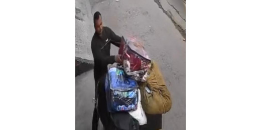 बाइक सवार ने फेरीवाले के चुरा लिए कम्बल, CCTV में कैद हुई घटना
