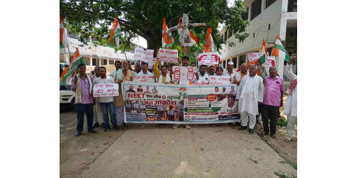 नीट परीक्षा और महंगाई के विरोध में कांग्रेस का प्रदर्शन, पीएम का फूंका पुतला