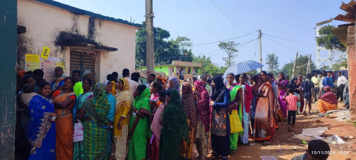 राजकीय उत्क्रमित उर्दू मध्य विद्यालय करांजी में मतदान के लिए लंबी कतार, शांतिपूर्ण मतदान जारी