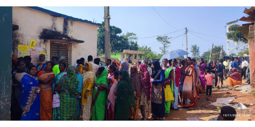 राजकीय उत्क्रमित उर्दू मध्य विद्यालय करांजी में मतदान के लिए लंबी कतार, शांतिपूर्ण मतदान जारी