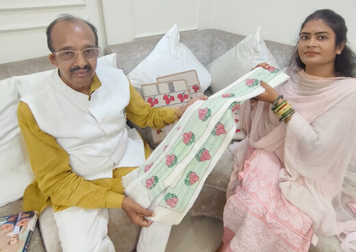 सुजनी कला में साकार हुआ लीचीपुरम आर्ट, मुजफ्फरपुर की लीची को मिली नई कलात्मक पहचान