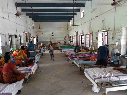 सदर अस्पताल के जनरल वार्ड में मरम्मत कार्य से मरीज परेशान, प्रबंधन की अनदेखी