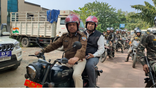 मतदान प्रक्रिया का निरीक्षण करने के लिए बाइक से निकले अधिकारी 