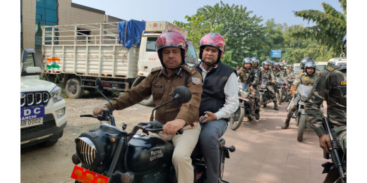 मतदान प्रक्रिया का निरीक्षण करने के लिए बाइक से निकले अधिकारी