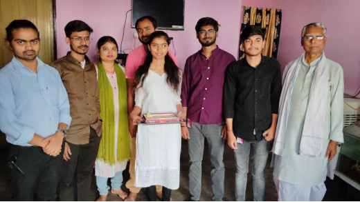 सैलून संचालक की बेटी अंकिता ने 464 अंक लाकर स्कूल और परिवार का बढ़ाया मान