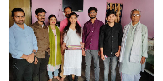 सैलून संचालक की बेटी अंकिता ने 464 अंक लाकर स्कूल और परिवार का बढ़ाया मान