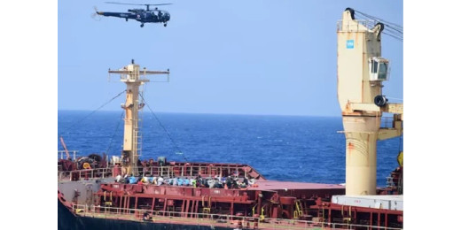 Indian Navy ने अरब सागर में भी पेश की बहादुरी की मिसाल, 35 समुद्री डाकुओं ने किया सरेंडर
