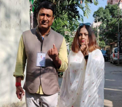 हटिया विधानसभा के कांग्रेस प्रत्याशी अजय नाथ शाह देव ने पत्नी के साथ किया मतदान 