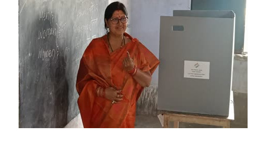 भाजपा प्रत्याशी नीरा यादव ने डाला वोट, कहा जीत की लगेगी हैट्रिक
