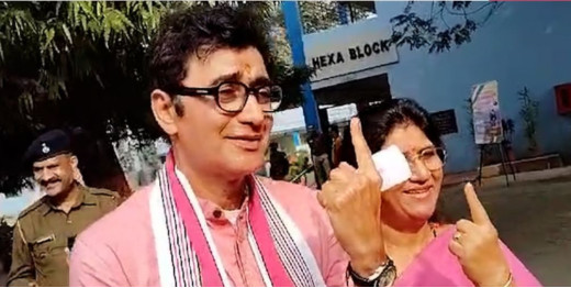 कांग्रेस प्रत्याशी डॉ. अजय कुमार ने पत्नी संग दिया वोट