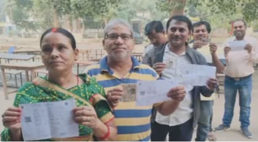 कड़ी सुरक्षा के बीच मतदाता कतारबद्ध तरीके से कर रहे मतदान