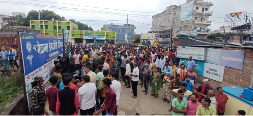 युवक के मौत पर परिजनों ने किया अस्पताल के बाहर हंगामा  